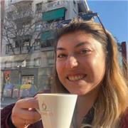 Profesora imparte clases a alumnos de todas las edades